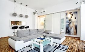 Vicus Apartment By Irundo